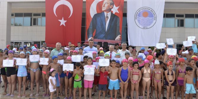Yüzme Kursunu Bitiren Öğrenciler Sertifikalarını Aldı