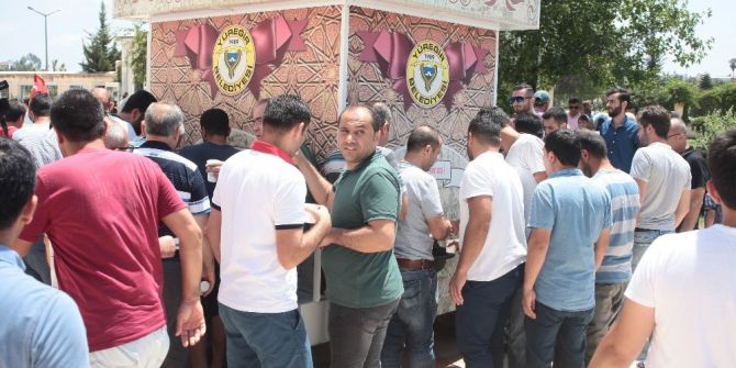 Cuma Namazı Çıkışı Limonatayla Serinlediler