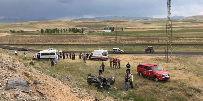 Düğün Yolunda Feci Kaza: 1 Ölü, 10 Yaralı