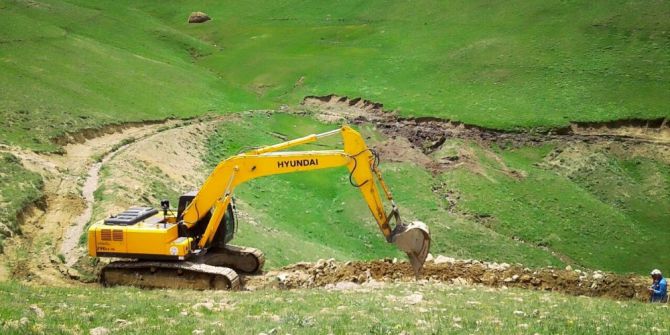 Gürpınar’da Tarım Arazilerini Sulama Çalışması