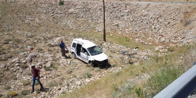 Sivas’ta Otomobil Şarampole Yuvarlandı: 5 Yaralı