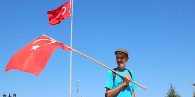 63 Yaşındaki Adam Elinde Türk Bayrağıyla Ankara’ya Yürüyor