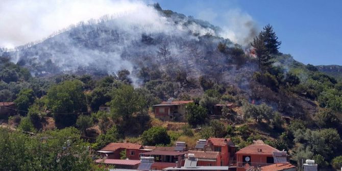 İzmir’de Korkutan Yangın Yerleşim Yerlerine İlerliyor