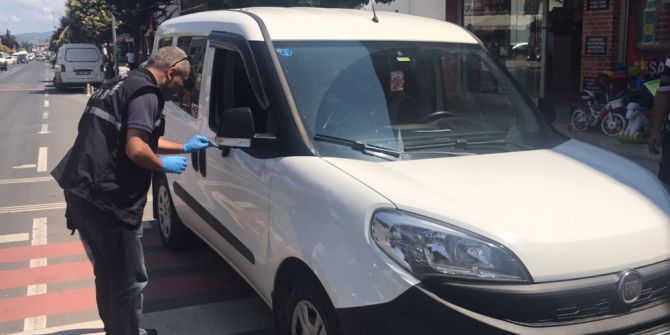 Düzce’de Araç İçinden Cüzdan Çalan Hırsız Güvenlik Kamerasına Yakalandı