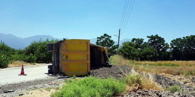 Belediyenin Hafriyat Kamyonu Devrildi: 2 Yaralı