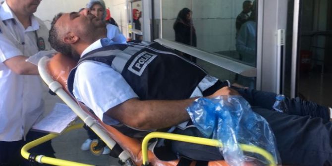 Seyyar Satıcılar, Polis Ve Zabıtaya Saldırdı:3 Yaralı