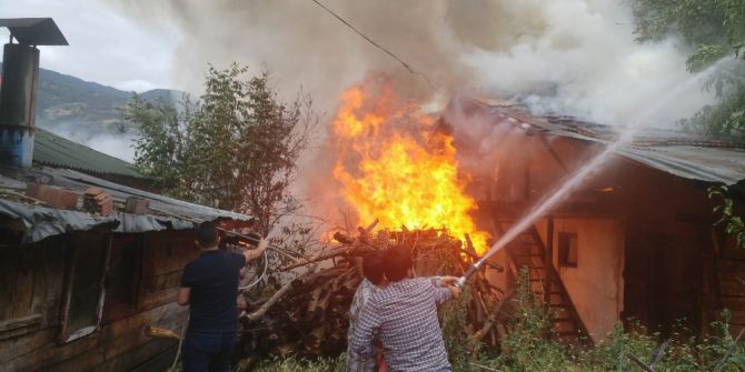 Evlerinin Yandığını Gören Çocuklar Gözyaşlarını Boğuldu