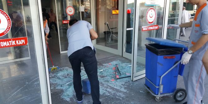 Yakınlarını Kaybeden Vatandaşlar Hastaneyi Birbirine Kattı