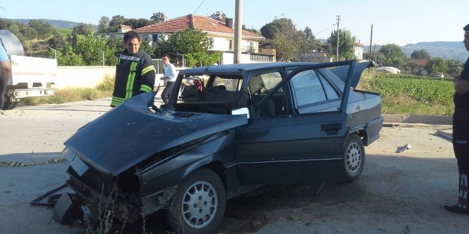 Süt Toplama Kamyoneti Ve Otomobil Çarpıştı: 1 Yaralı