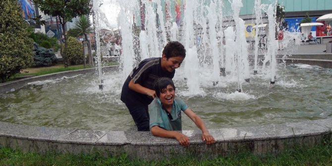 Tehlikeye Aldırış Etmeyen Suriyeli Çocuklar Süs Havuzunda Serinledi
