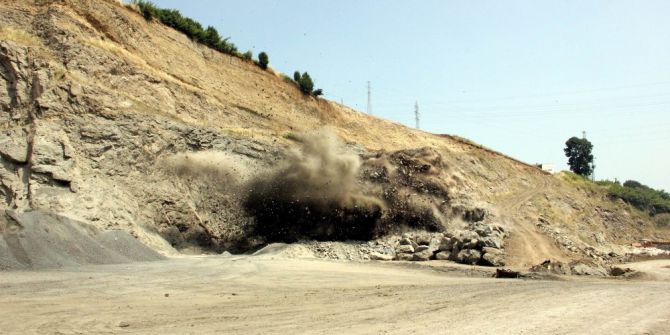 Dev Kayaların Şehir Mobilyasına Zorlu Yolculuğu