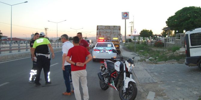 Hafif Ticari Araç İle Motosiklet Çarpıştı