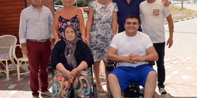 Didim’de Yabancılar İki Engelliye Akülü Sandalye Bağışladı