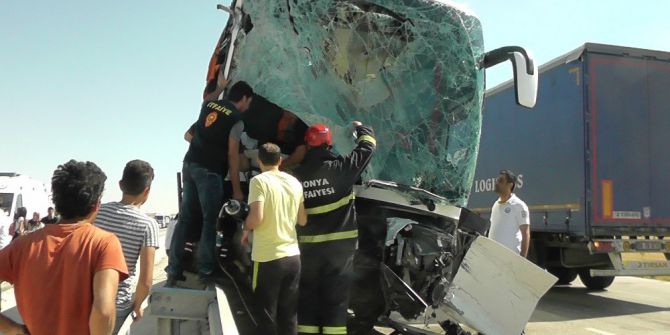 Yolcu Otobüsü Kepçeye Çarptı: 15 Yaralı