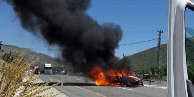 Çarpışan Araçlar Alev Topuna Döndü