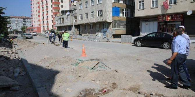 Hürriyet Mahallesinde Yol Yapım Ve Düzenleme Çalışmaları Başladı