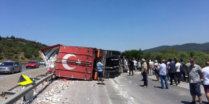 Susurluk’ta Tır Devrildi: 1 Yaralı