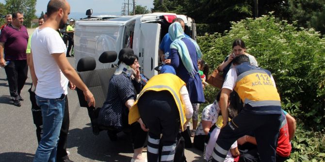 Minibüs Yan Yattı: 4 Yaralı
