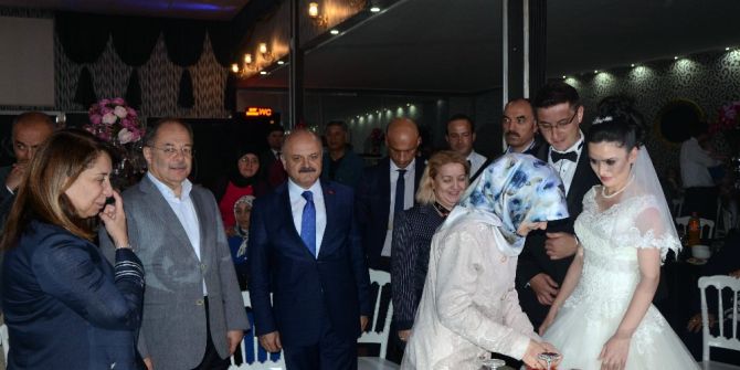 Bakan Akdağ Akrabasının Düğününe Katıldı