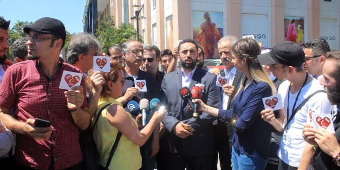 İstanbul’daki Suriyeliler, Üzerinde ’Kırmızı Kalp’ Bulunan Afiş Dağıttı