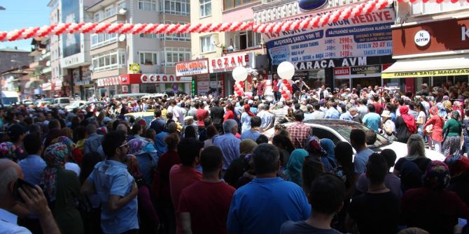 Binlerce Kişi Mağazaya Koşunca Yol Trafiğe Kapandı