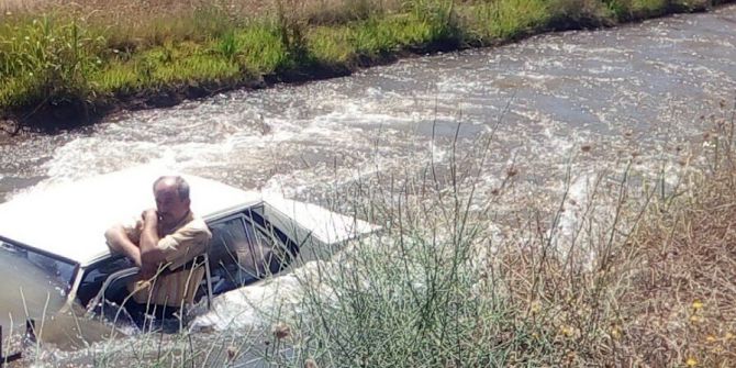 Sulama Kanalına Uçan Araçta Kurtarılmayı Bekledi