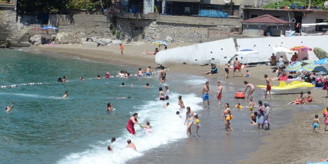 Sıcaktan Bunalan Vatandaşlar Plajlara Akın Etti