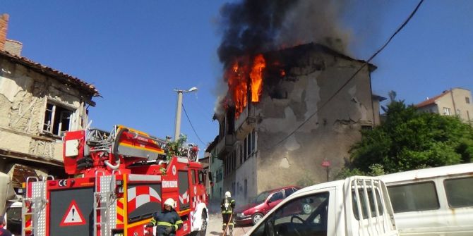 Kütahya’da 2 Tarihi Bina Yandı
