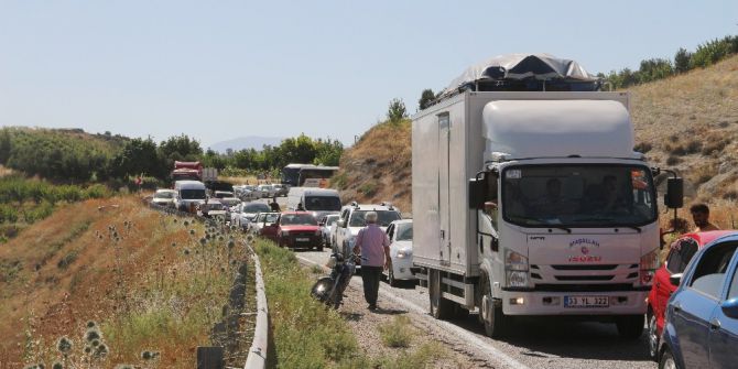 Saman Yüklü Kamyon Devrildi, Yol Trafiğe Kapandı