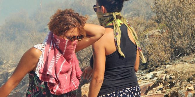 Kadınlar Damacanalarla Yangını Söndürmeye Çalıştı