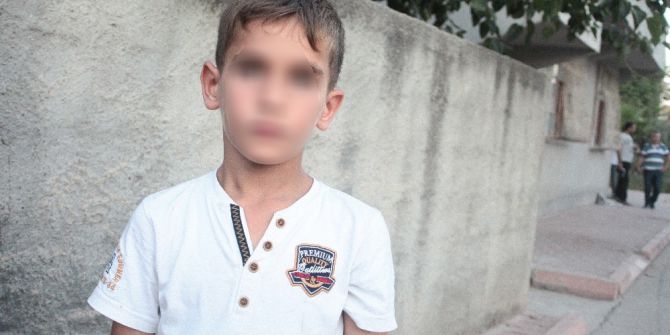 Yeğeninin Gözü Önünde Yengesini Ve Komşusunu Bıçakladı