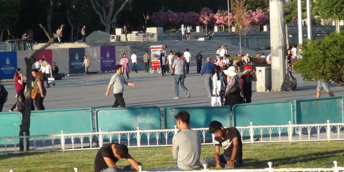 Taksim’de Güpegündüz Bonzai İçen Gençler Kendinden Geçti