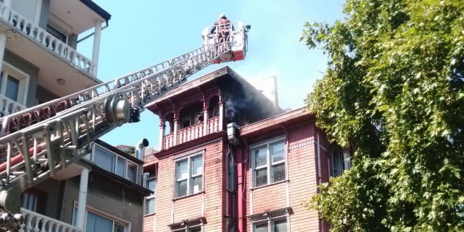 Arnavutköy’de Ahşap Binanın Çatısında Yangın