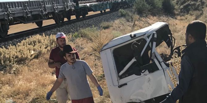 Malatya’da Yük Treni İle Kamyonet Çarpıştı: 1 Ölü, 1 Yaralı