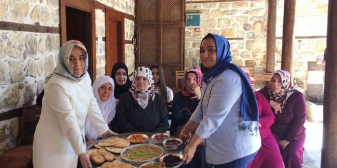 Kadınlardan İmece Usülü Yaz Tatlısı