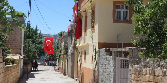 Adıyamanlı Şehidin Evine Ve Sokaklara Türk Bayrakları Asıldı