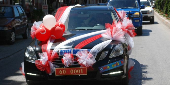 Şehit Çocuğuna Kırmızı Plakalı Sünnet Aracı