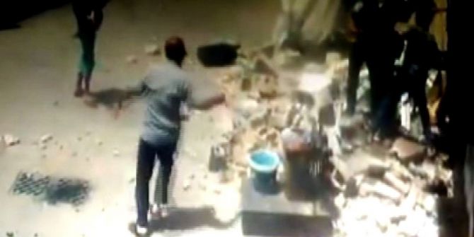 Suriyeli Ailenin Yaşadığı Binanın Yıkılma Anı Kamerada