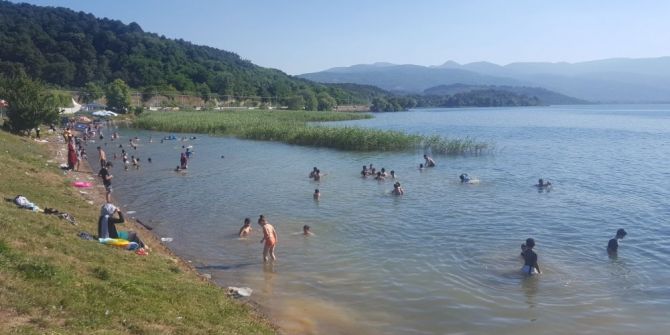 Sapanca Gölü’nde Tehlikeye Aldırış Etmeden Yüzüyorlar