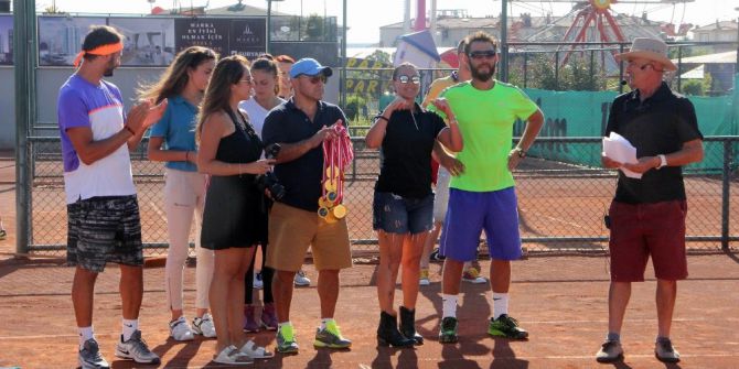 Hülya Avşar, Adına Düzenlenen Turnuvada Sporculara Ödüllerini Verdi