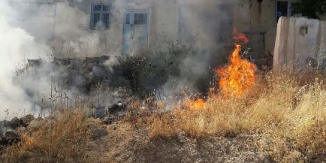 Anız Yangını Evlere Sıçramadan Söndürüldü
