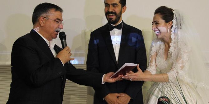 Bakan Yılmaz, Yeni Evlenen Çifte Mutlu Evliliğin Sırlarını Verdi