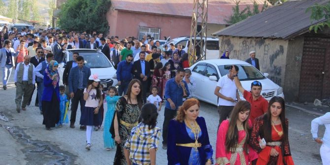 Hakkari’de Festival Gibi Aşiret Düğünü