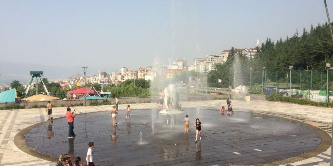 Sıcaktan Bunalan Çocuklar Süs Havuzuna Koştu