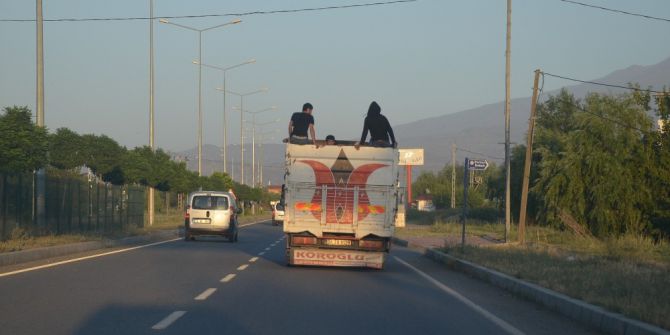 Kamyonet Kasasında Tehlikeli Yolculuk