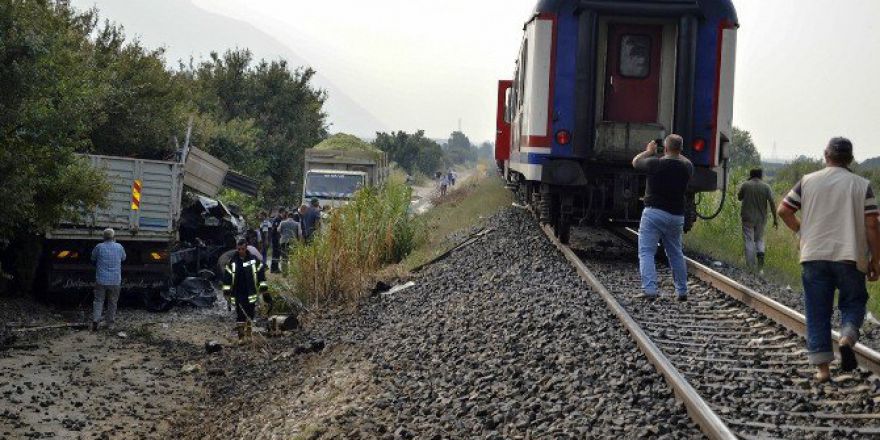 Tren, Kamyonu Biçti: 1 Ağır Yaralı