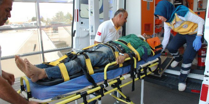 Otomobil Tarlaya Uçtu: 1 Ölü, 2 Yaralı