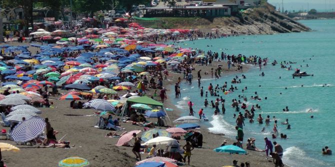 Karadeniz’de Plajlar Doldu Taştı