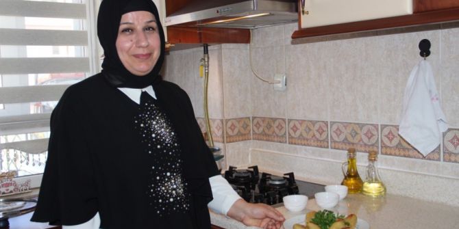 Yöresel Yemek Yaparak Çocuklarını Okutuyor