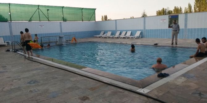 Termal Açık Havuzda Yüzerek Şifa Arıyorlar